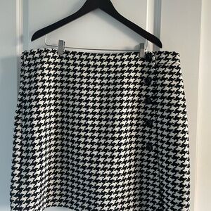 NWT Vince Camuto Black/White Houndstooth Skirt. Faux wrap design, button accents